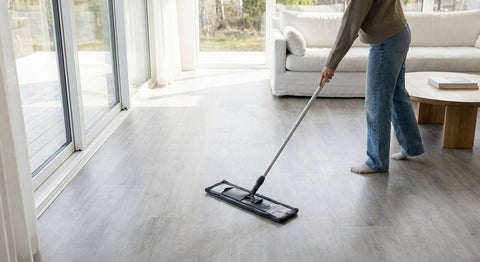 SPC 地板保養完全指南:日常清潔、禁忌與延壽秘訣