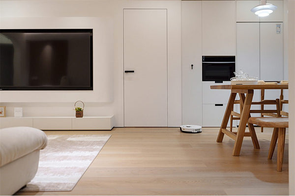 如何利用淺色地板打造簡約溫暖的空間設計？