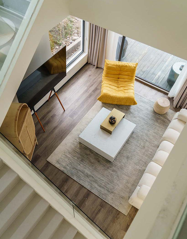 由室外延伸至腳底的木紋地板：澗山來民宿